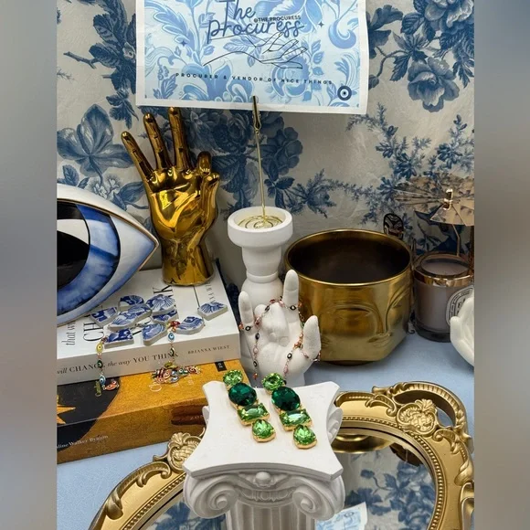 🆕 OSCAR DE LA RENTA 🧿 NWOT Goldtone & Green Crystal Geometric Drop Earring - Picture 2 of 16